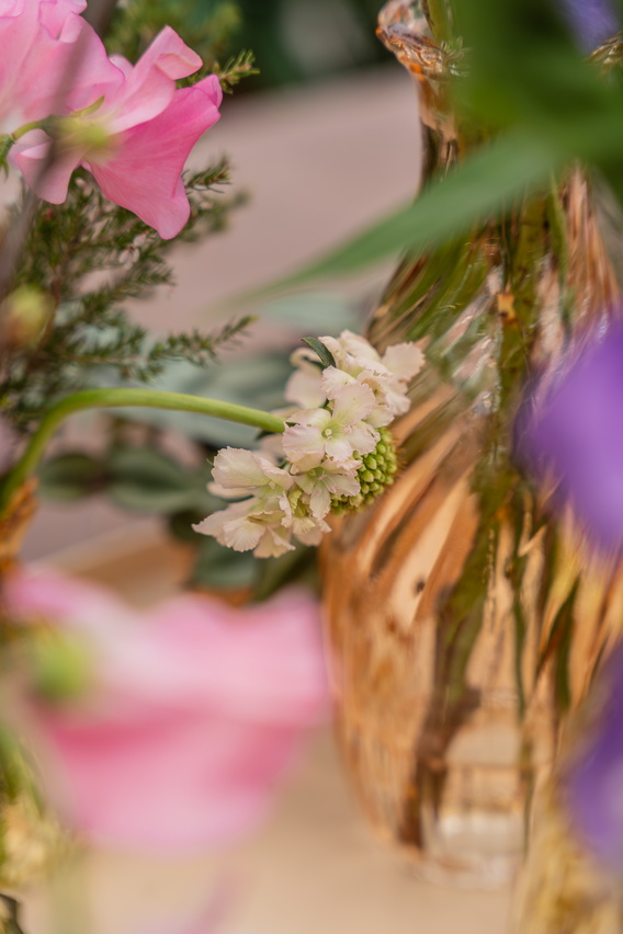 Close-up van wilde bloemen in roze en paars in een glazen vaas