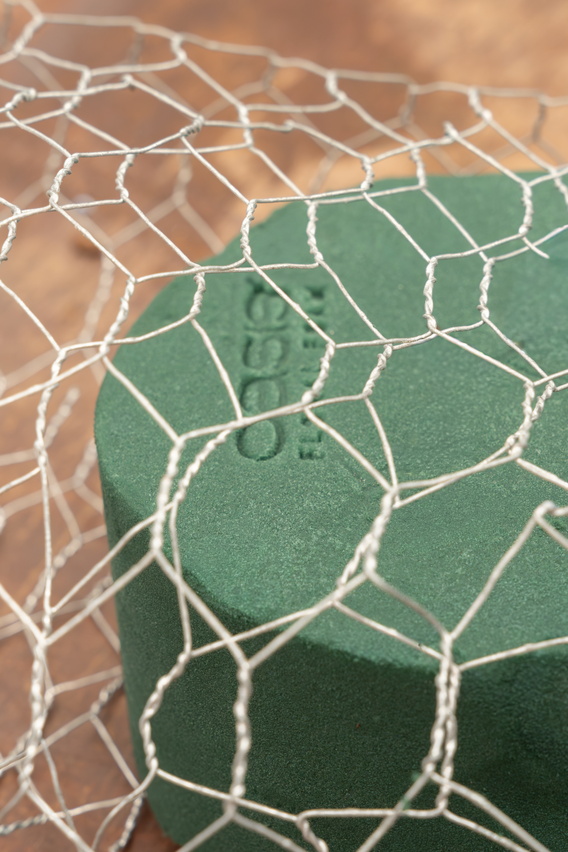 Wit net over groen speelveld met bakstenen achtergrond