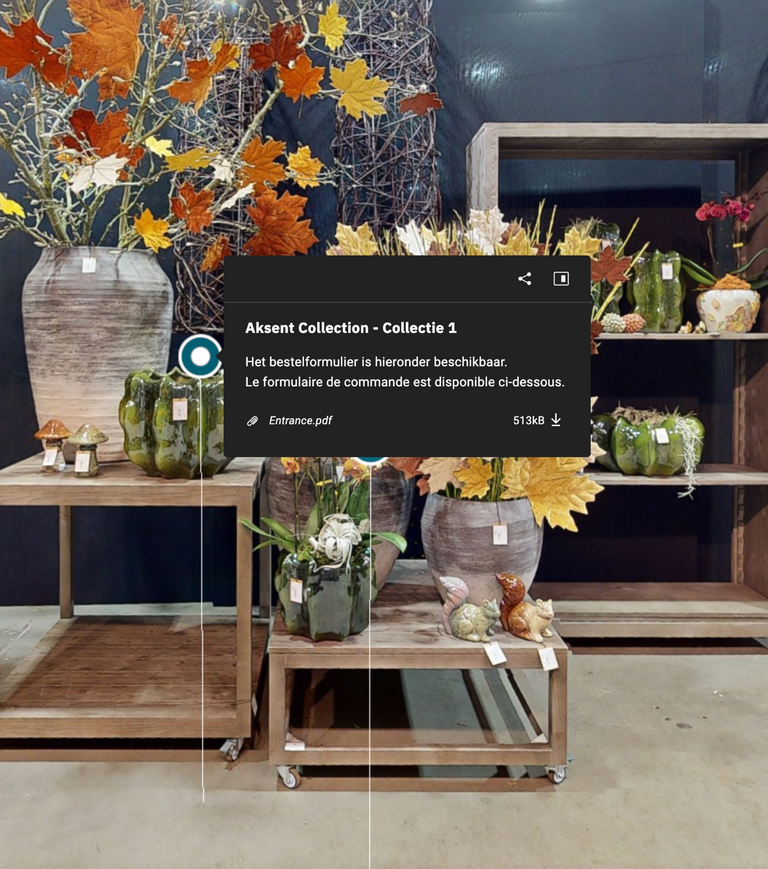Interieur met herfstdecoratie op tafels en een pop-upvenster op het scherm