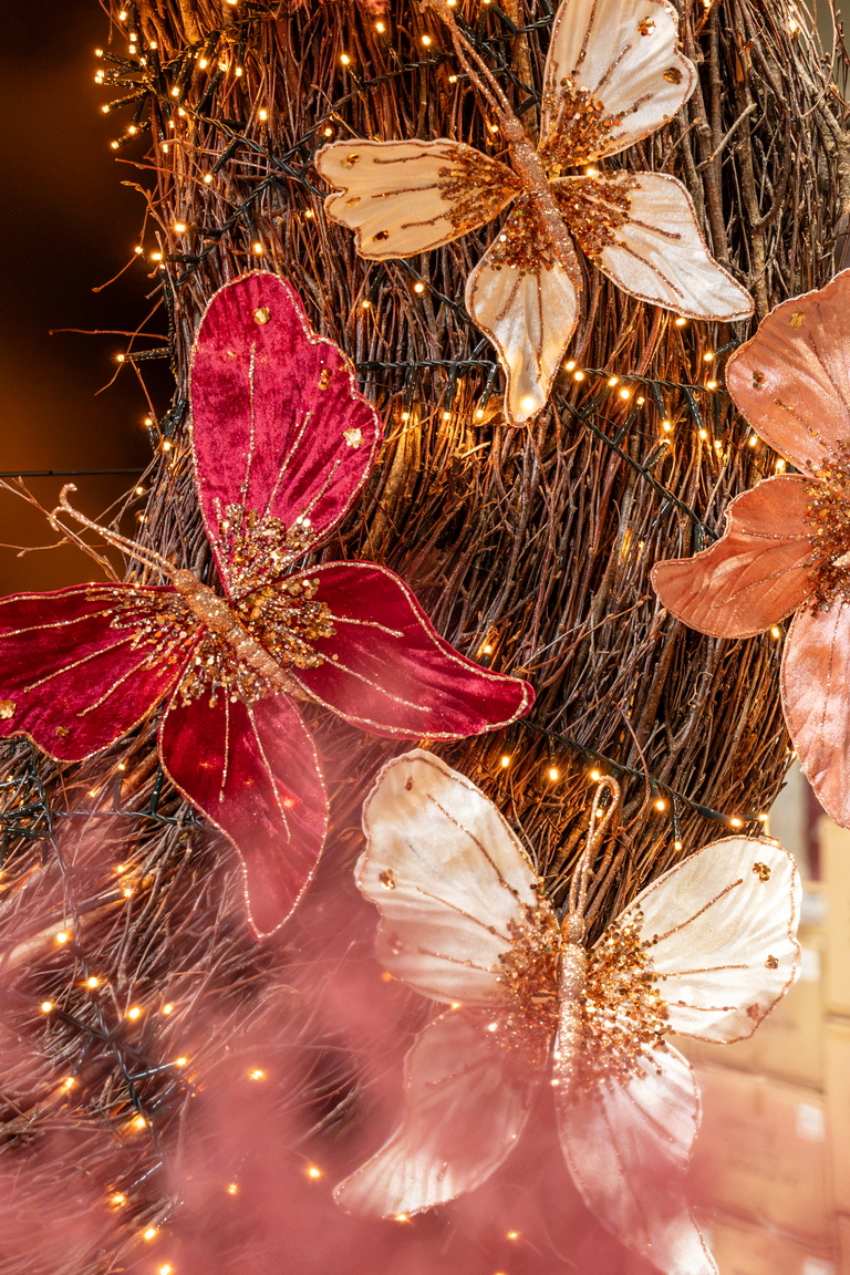 Roze en witte bloemen met gouden lichtjes op warme achtergrond, close-up foto